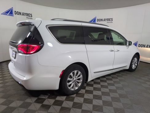 Used 2018 Chrysler Pacifica Touring-L FWD image 8