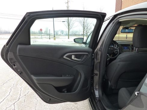 Used 2016 Chrysler 200 Limited w/ Convenience Group image 33