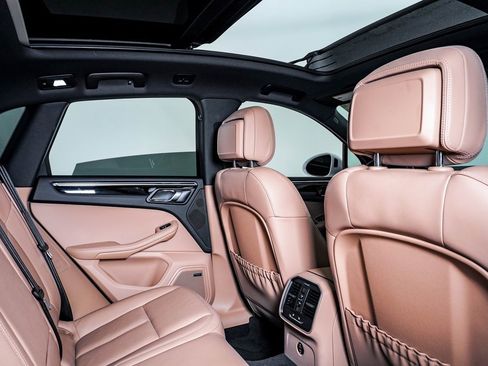 Certified 2025 Porsche Macan image 16