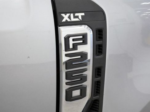 Used 2023 Ford F250 XLT AWD/4WD image 9