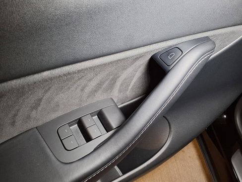 Used 2021 Tesla Model Y Long Range image 11