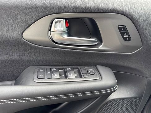 New 2025 Chrysler Pacifica Select image 12