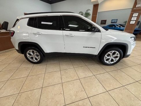 Used 2024 Jeep Compass Latitude AWD/4WD image 4