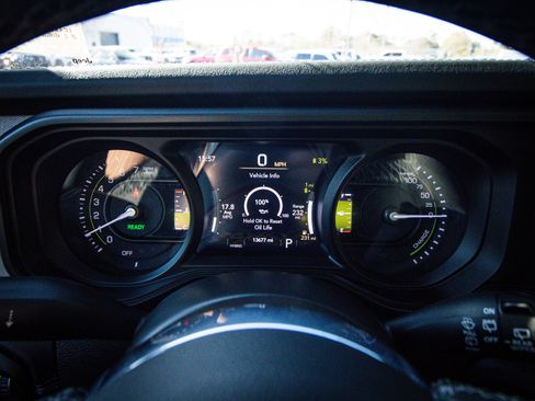 Used 2025 Jeep Wrangler Sahara image 21