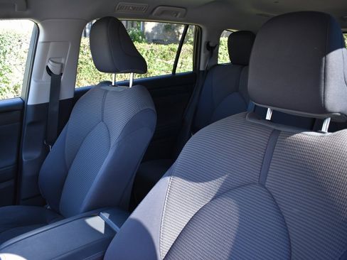 Used 2024 Toyota Highlander LE image 9