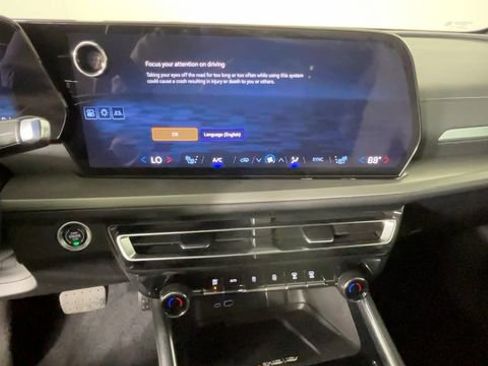 Used 2024 Chevrolet Traverse LT FWD image 30