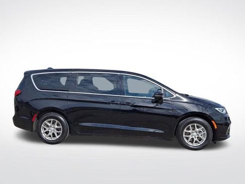 Used 2025 Chrysler Pacifica Select image 7