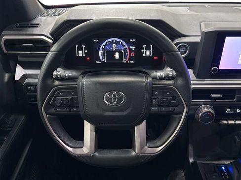 Used 2025 Toyota 4Runner SR5 AWD/4WD image 17