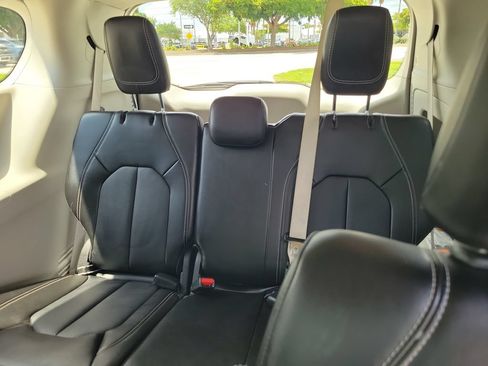 Used 2024 Chrysler Pacifica Touring-L FWD image 12
