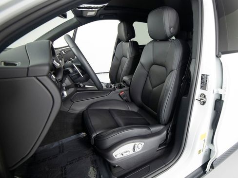 Certified 2025 Porsche Macan image 16