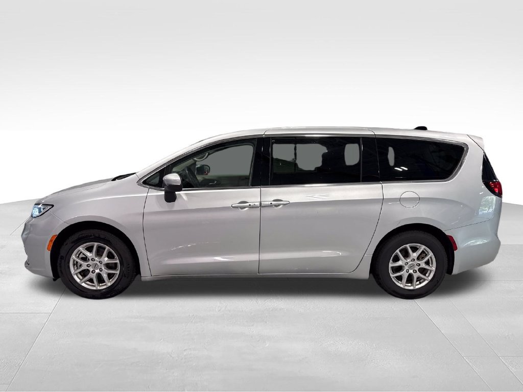 Used 2023 Chrysler Pacifica Touring-L FWD image 49