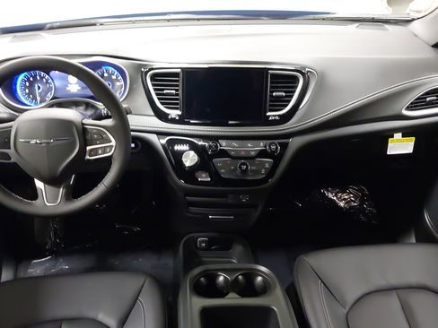 New 2026 Chrysler Pacifica Select image 26