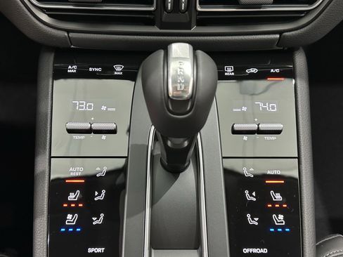 Certified 2025 Porsche Macan image 39