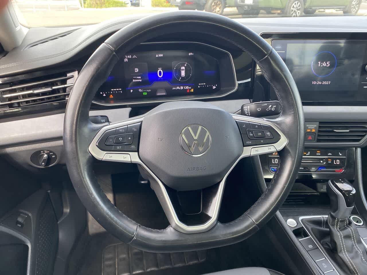 Used 2025 Volkswagen Jetta SE FWD image 14