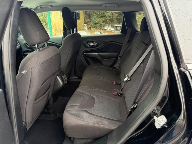 Used 2019 Jeep Cherokee Latitude w/ Popular Appearance Group AWD/4WD image 7