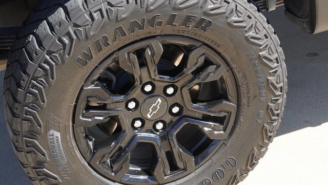 Used 2024 Chevrolet Silverado 1500 ZR2 w/ Technology Package AWD/4WD image 11