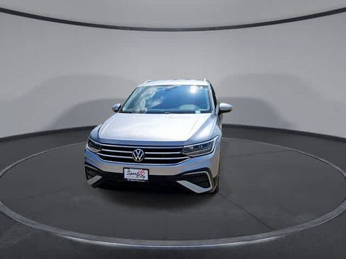 Used 2024 Volkswagen Tiguan SE FWD image 3