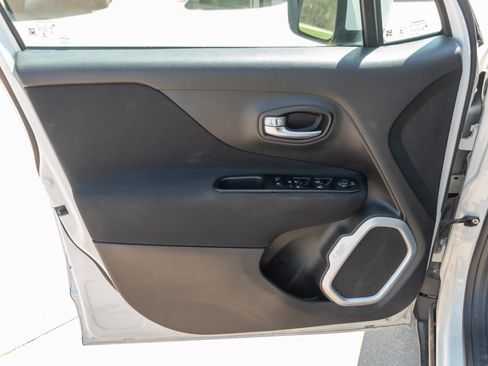 Used 2018 Jeep Renegade Latitude FWD image 8
