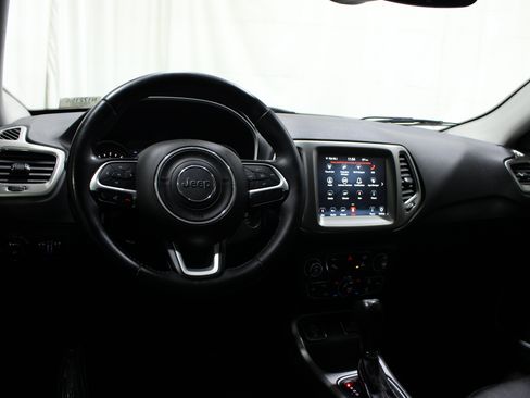 Used 2018 Jeep Compass Latitude w/ Popular Equipment Group FWD image 2