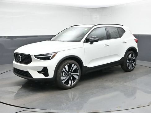 New 2026 Volvo XC40 B5 Plus w/ Climate Package AWD/4WD image 4