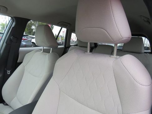 Certified 2022 Toyota Corolla Cross LE image 16