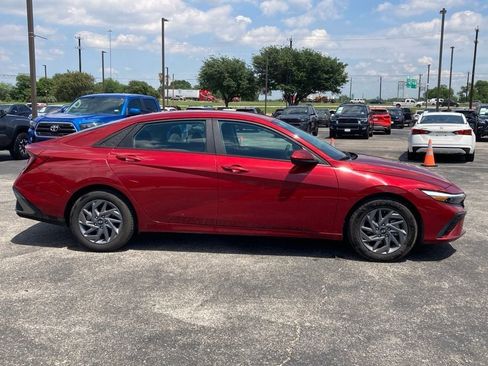 Used 2024 Hyundai Elantra SEL FWD image 3