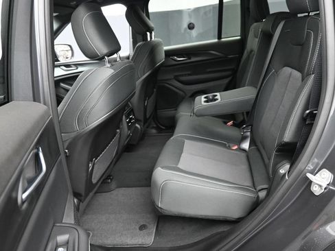 Used 2025 Jeep Grand Cherokee Laredo X w/ Luxury Tech Group I AWD/4WD image 15