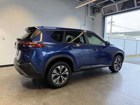 Used 2023 Nissan Rogue SV image 3