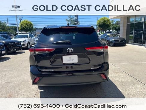 Used 2021 Toyota Highlander XLE AWD/4WD image 3