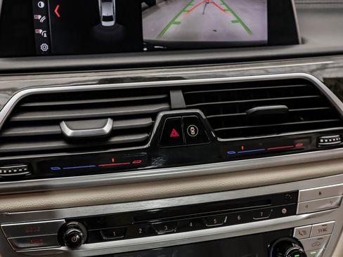 Used 2018 BMW 750i image 28