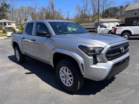 Used 2024 Toyota Tacoma SR image 3