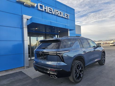Used 2025 Chevrolet Traverse RS image 3