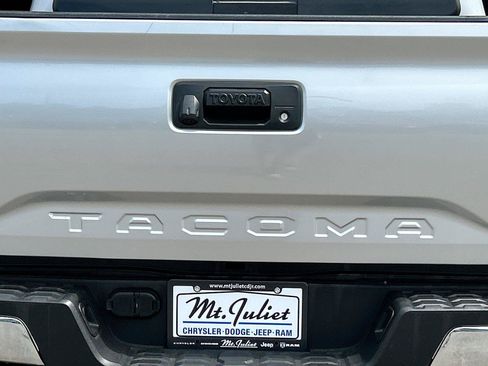 Used 2022 Toyota Tacoma TRD Off-Road AWD/4WD image 12