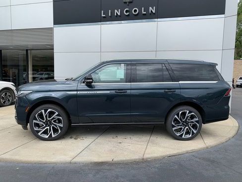 New 2026 Lincoln Navigator Reserve AWD/4WD image 2