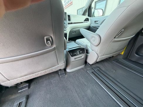 Used 2015 Toyota Sienna XLE Premium FWD image 11