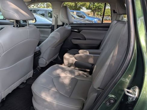 Used 2023 Toyota Highlander XLE AWD/4WD image 29