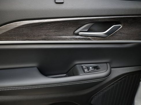 Used 2025 Jeep Grand Cherokee Limited w/ Luxury Tech Group II image 24