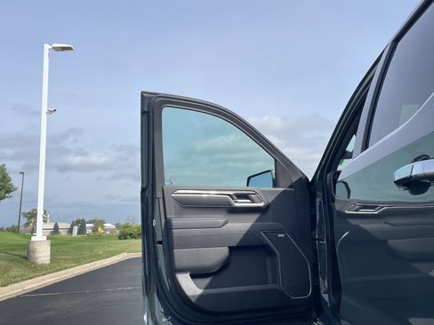 Used 2025 Chevrolet Silverado 1500 LTZ AWD/4WD image 20