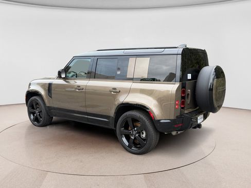 Used 2025 Land Rover Defender 110 X-Dynamic SE AWD/4WD image 3