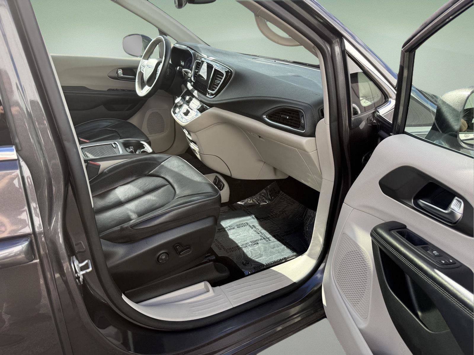 Used 2019 Chrysler Pacifica Limited FWD image 22