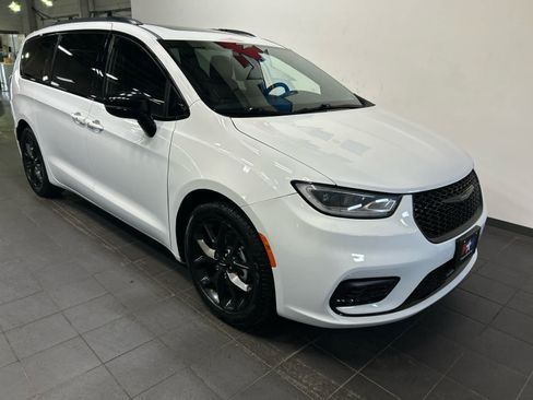 Used 2025 Chrysler Pacifica Limited FWD image 2