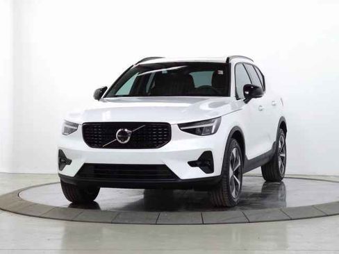 Certified 2025 Volvo XC40 B5 Plus image 5