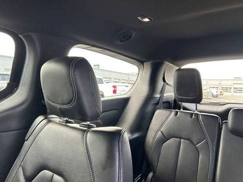 Used 2025 Chrysler Pacifica Select image 17
