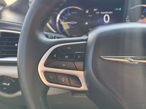 Used 2022 Chrysler Pacifica Touring-L image 25