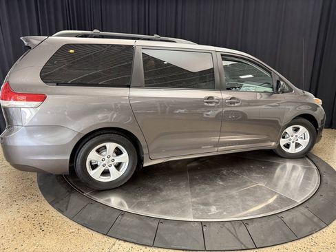 Used 2011 Toyota Sienna LE FWD image 10