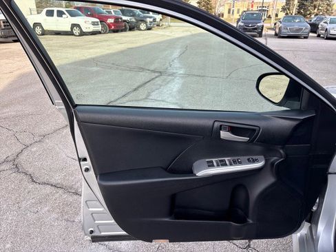 Used 2014 Toyota Camry SE image 9