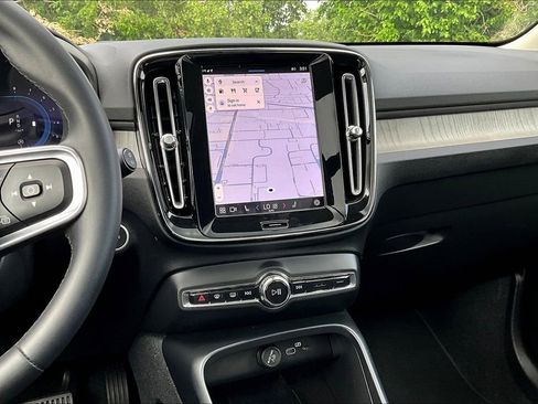 Used 2024 Volvo XC40 B5 Core image 9