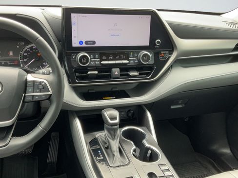 Used 2024 Toyota Highlander XLE FWD image 16