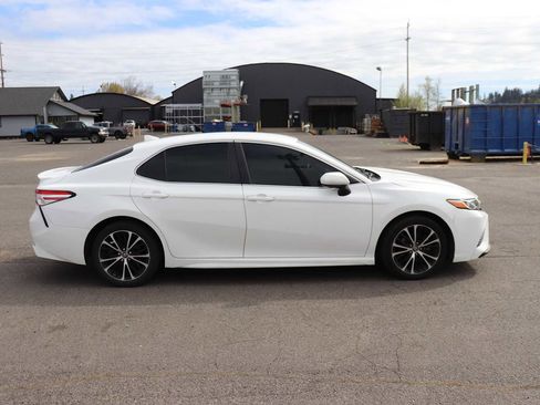 Certified 2020 Toyota Camry SE image 4