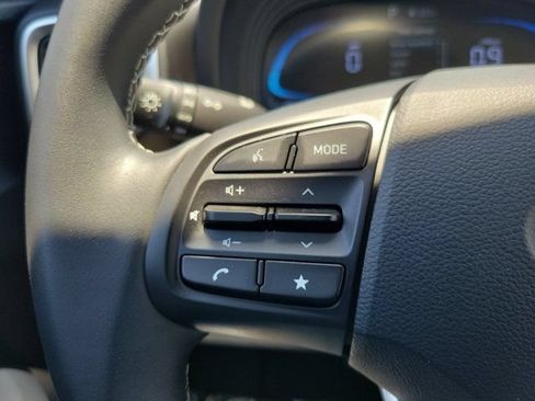 Certified 2025 Hyundai Venue SEL FWD image 18